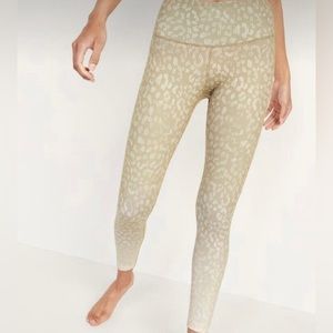 Old Navy 7/8 workout gradient elevate leggings in khaki cheetah color